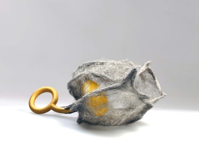 Paweł kaczyński pierścień: bursztyn bałtycki, srebro pozłacane, stal