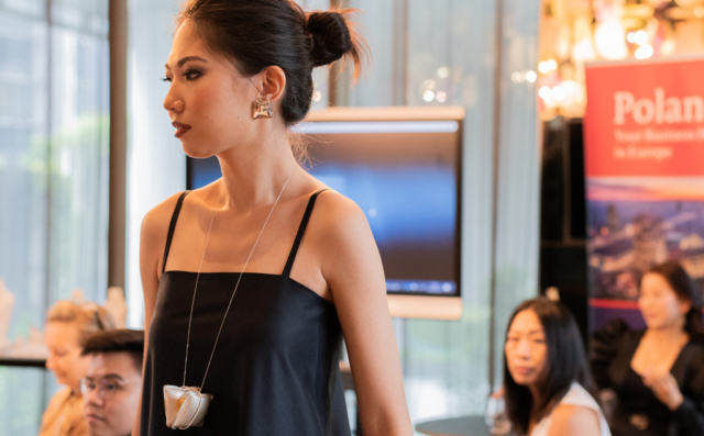 Pokaz bursztynowej mody "jewellery from poland" w singapurze. fot. paih