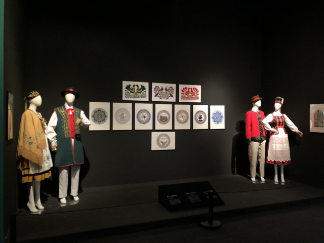 Stroje i kaszubskie wycinanki podarowane przez marszałka woj, pomorskiego mieczysława struka. fot. sebastian tajl