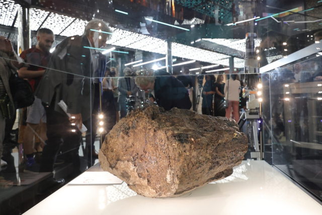 Ważenie największej bryły bursztynu. fot. grzegorz mehring