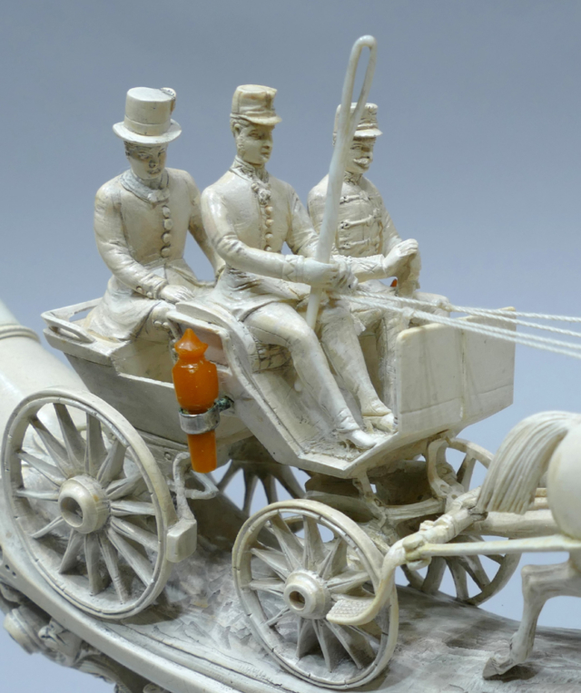 Poza ustnikiem z bursztynu bałtyckiego wykonano inne elementy dorożki, mat mg