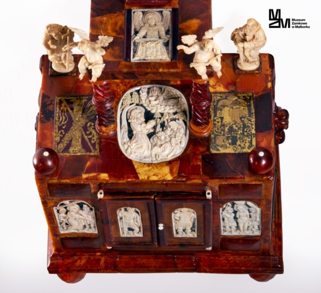 Xvii wieczny bursztynowy ołtarz. fot. kunstkammer georg laue, monachium