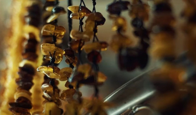 Kadr z filmu "zdzisław bziukiewicz bursztyniarz". fot. materiał prasowy umwm