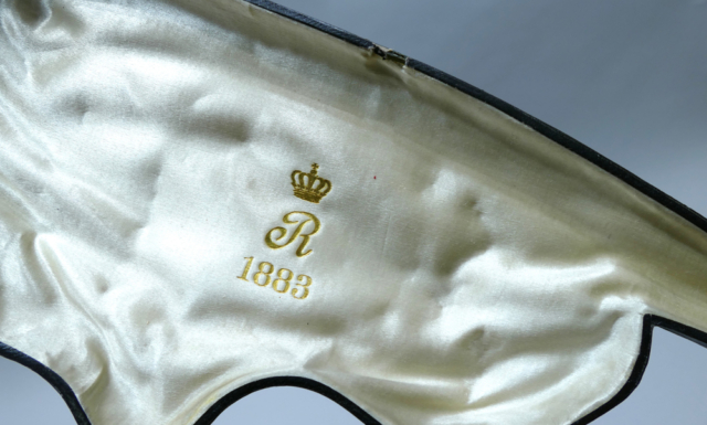 Wnętrze etui jest wyściełane jedwabiem widoczy złoty herb rudolfa, mat mg