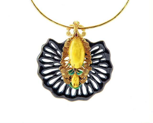 Krzysztof bondaruk: naszyjnik bursztyn bałtycki, srebro złocone, włókno węglowe, emalia, opal, granaty