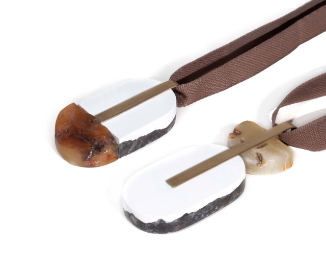 Michalina owczarek naszyjniki: bursztyn bałtycki, papier z recyklingu, masa modelarska, mosiądz, tkanina