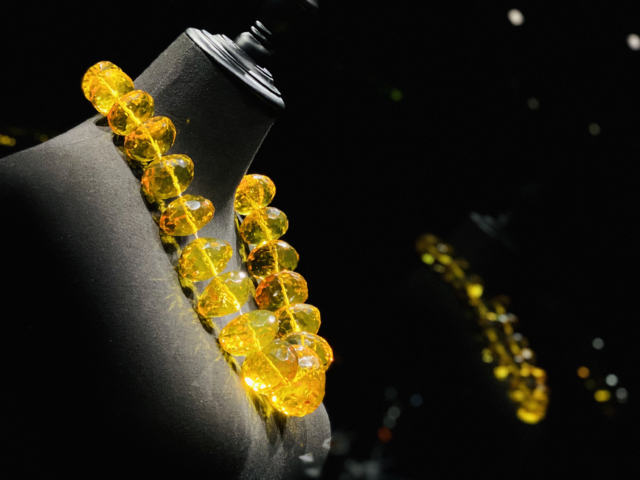 Kopia bursztynowego naszyjnika księżnej sybilli doroty autorstwa marty włodarskiej. fot. sebastian tajl