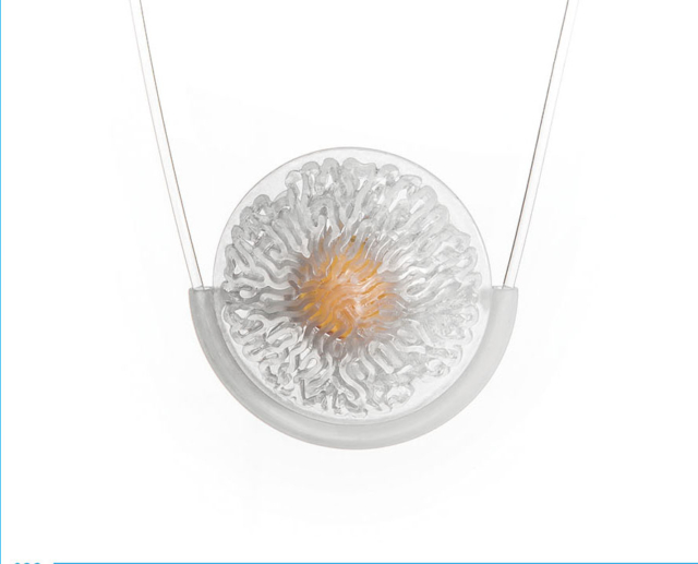 Agata danielak kujda: naszyjnik bursztyn bałtycki, żywica / druk 3d, tworzywo sztuczne