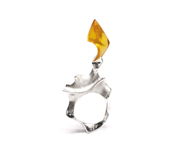 Alina filimoniuk pilecka: pierścionek: bursztyn bałtycki, srebro