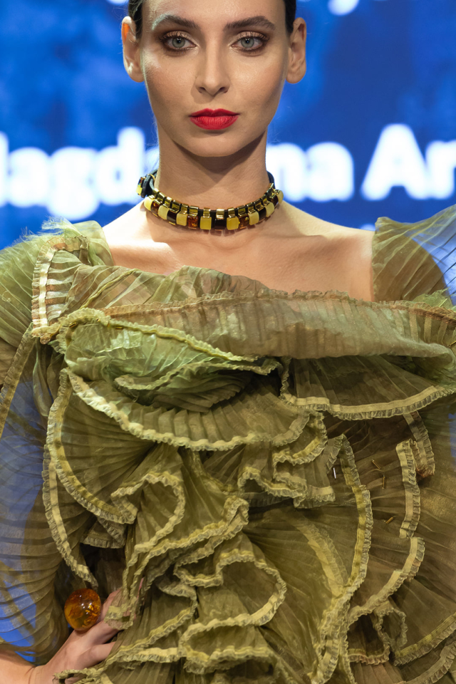 „belle epoque lo lo fuller”: magdalena arłukiewicz (moda) i aleksander gliwiński (biżuteria). fot. jacek ożóg