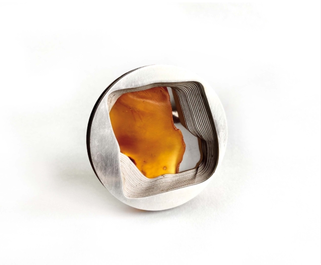 Magdalena szadkowska brosza: bursztyn bałtycki, srebro, papier