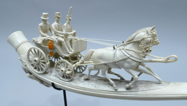 Na dorożce jedzie arcyksiążę wraz z woźnicami, mat mg