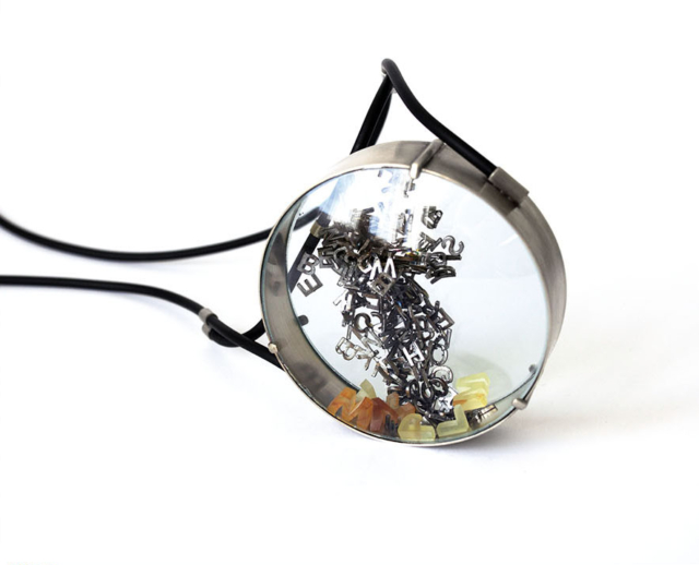 Izabela kędzior: naszyjnik bursztyn bałtycki, mosiądz, szkło, stal, kauczuk