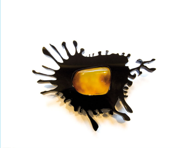 Agata nartowska: brosza bursztyn bałtycki, tworzywo sztuczne, srebro