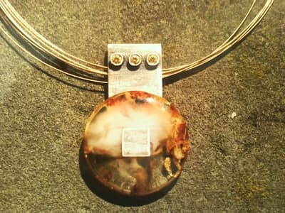 Naszyjnik z bursztynem zaprojektowany przez Ewę Kurzynkę