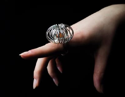 Justyna Chodnikiewicz, pierścionek: bursztyn bałtycki, srebro (CAD/CAM)