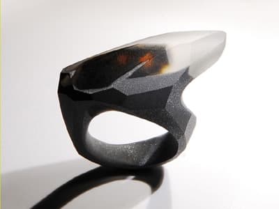 Małgorzata Szewczyk: pierścionek - bursztyn bałtycki, żywica