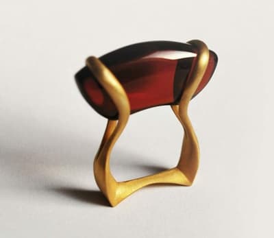 Monika Reptowska: pierścionek z bursztynem