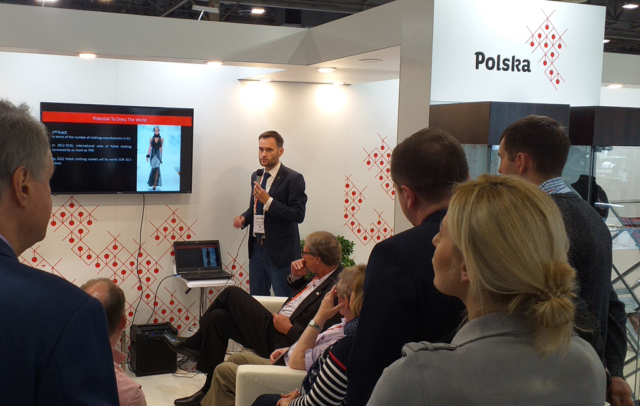 Konferencja prasowa na stoisku PAIH-u